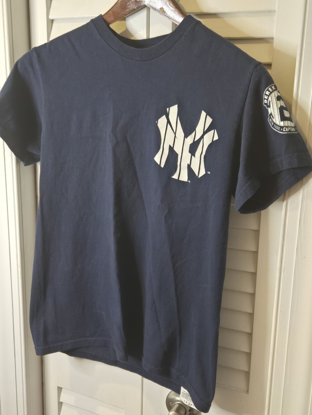 Majestic New York Yankees Derek Jeter #2 Graphic T-Shirt – Size Small